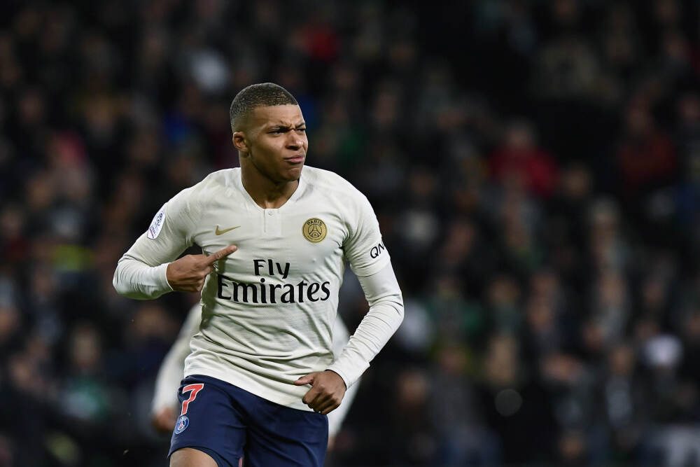 轻描淡写！詹姆斯抢断反击 起飞秀出转身背扣